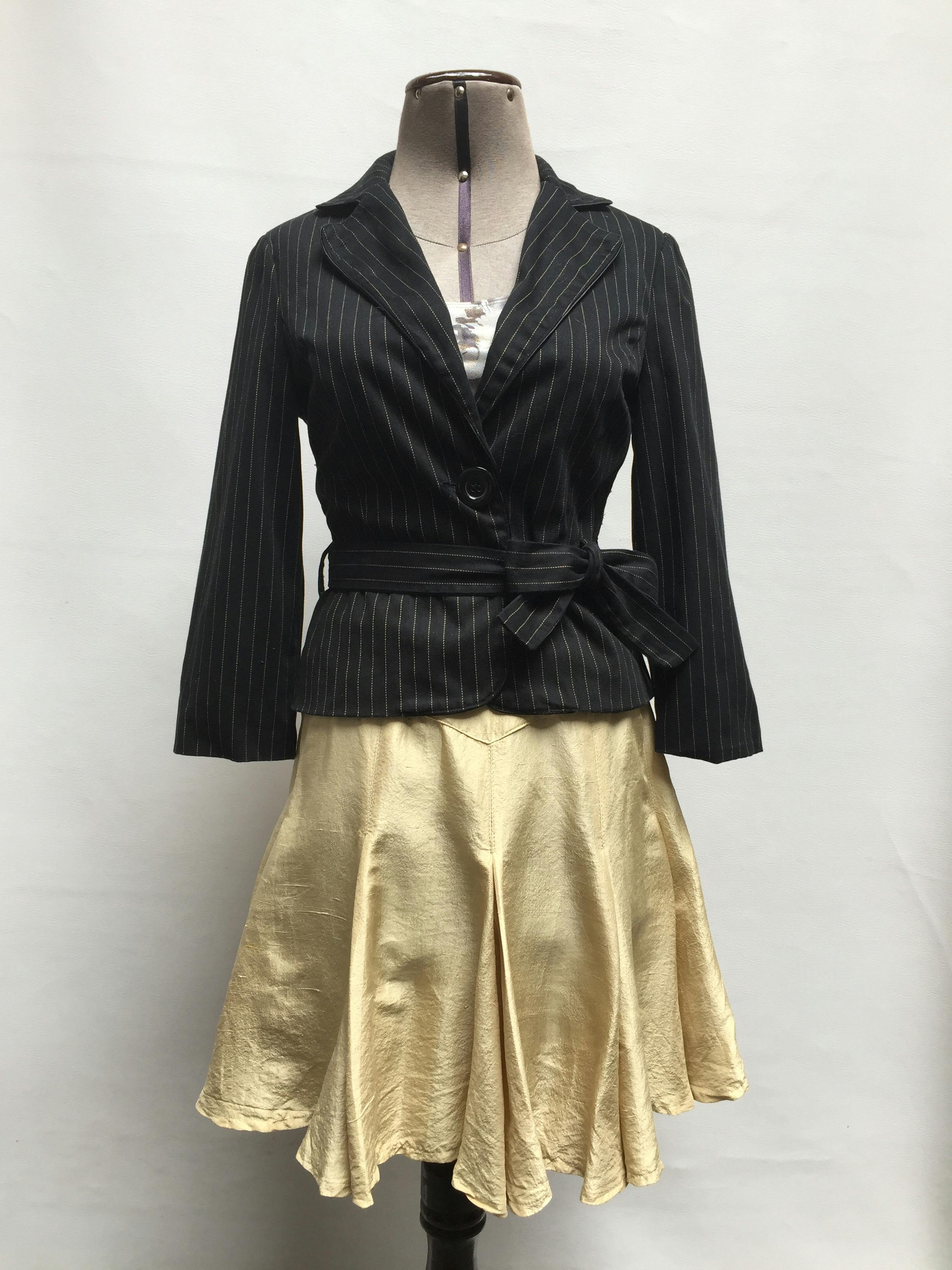 Falda vintage AnnTjian for Kenna,  100% seda dorada, godet campana, cierre y botón posterior. Largo 50cm
Talla XS/S (pretina 67cm)