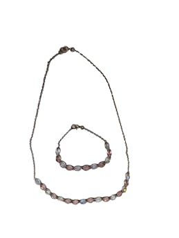Conjunto: collar y pulsera plateados con mostacillas rosas y transparente. Largo 18cm y 50cm