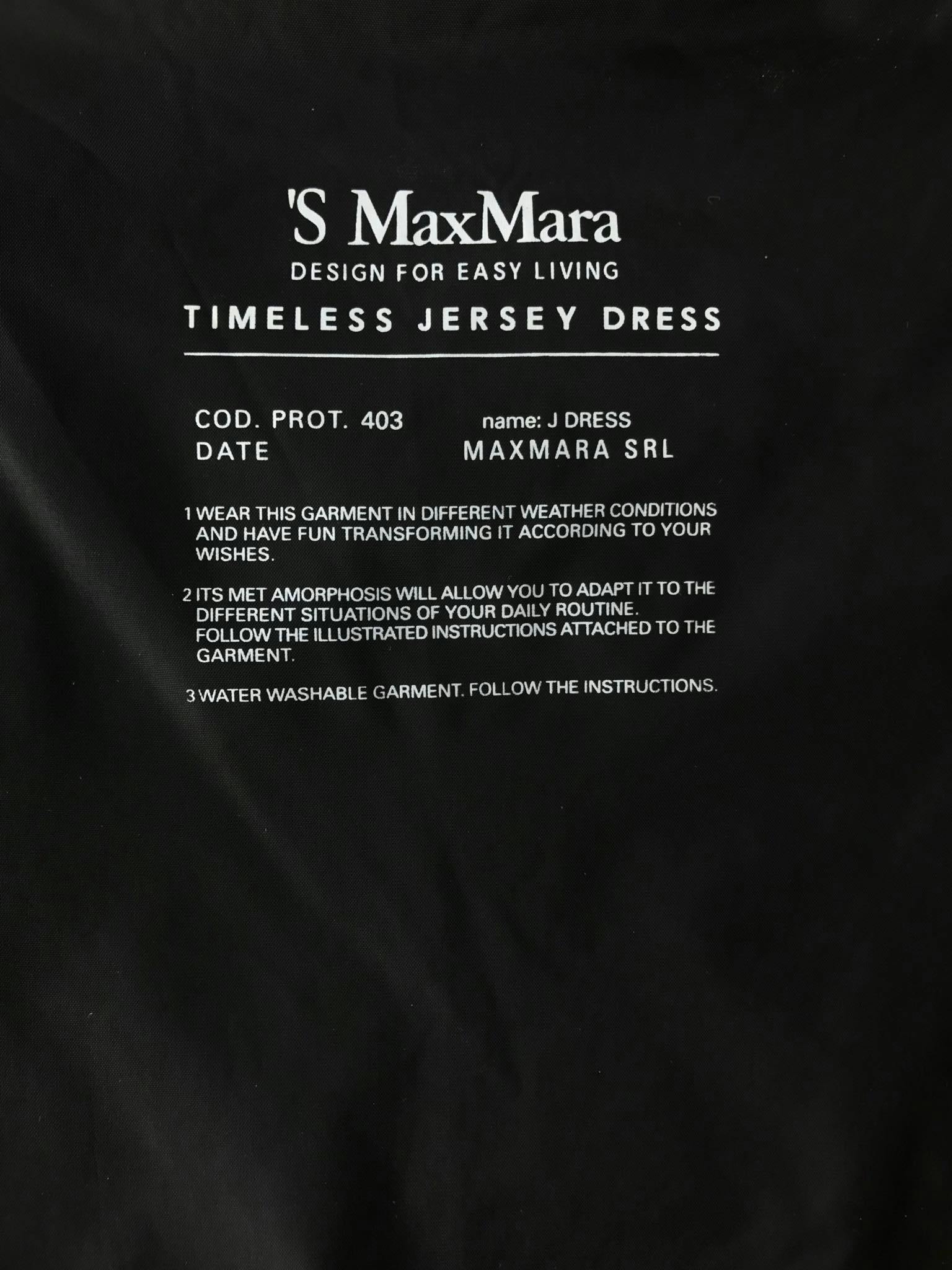 Vestido MaxMara negro, pinzas a los laterales debajo del busto, falda en A, forrado. Hermoso y atemporal! Precio original USD200. Busto 90cm Largo 85cm