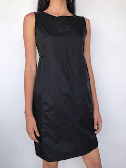 Vestido MaxMara negro, pinzas a los laterales debajo del busto, falda en A, forrado. Hermoso y atemporal! Precio original USD200. Busto 90cm Largo 85cm