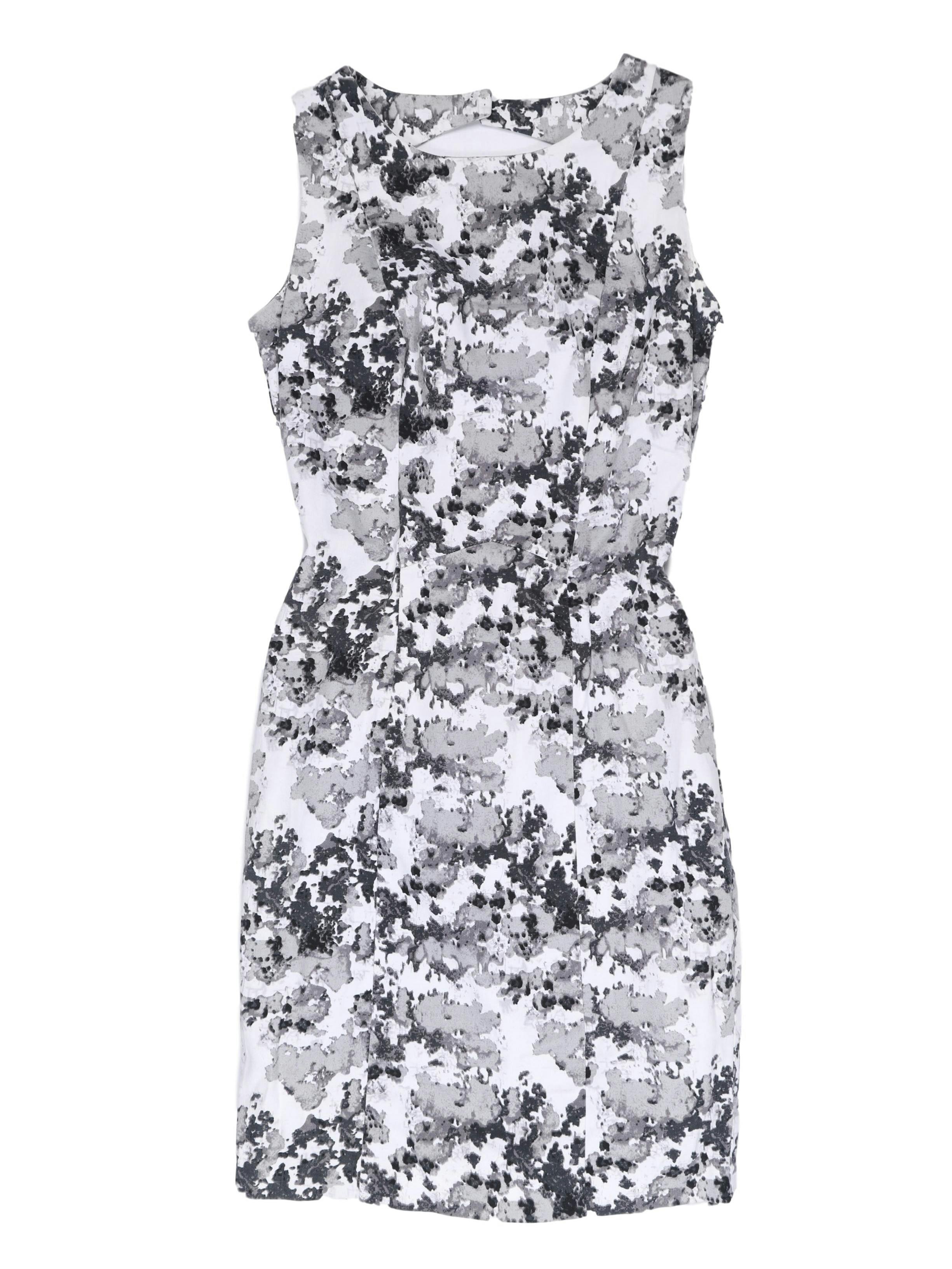 Vestido ETC Woman 97 % algodón forrado, blanco con estampado gris. Escote con botón y cierre en la espalda. Busto 84 cm, cintura 66 cm, largo 82 cm.