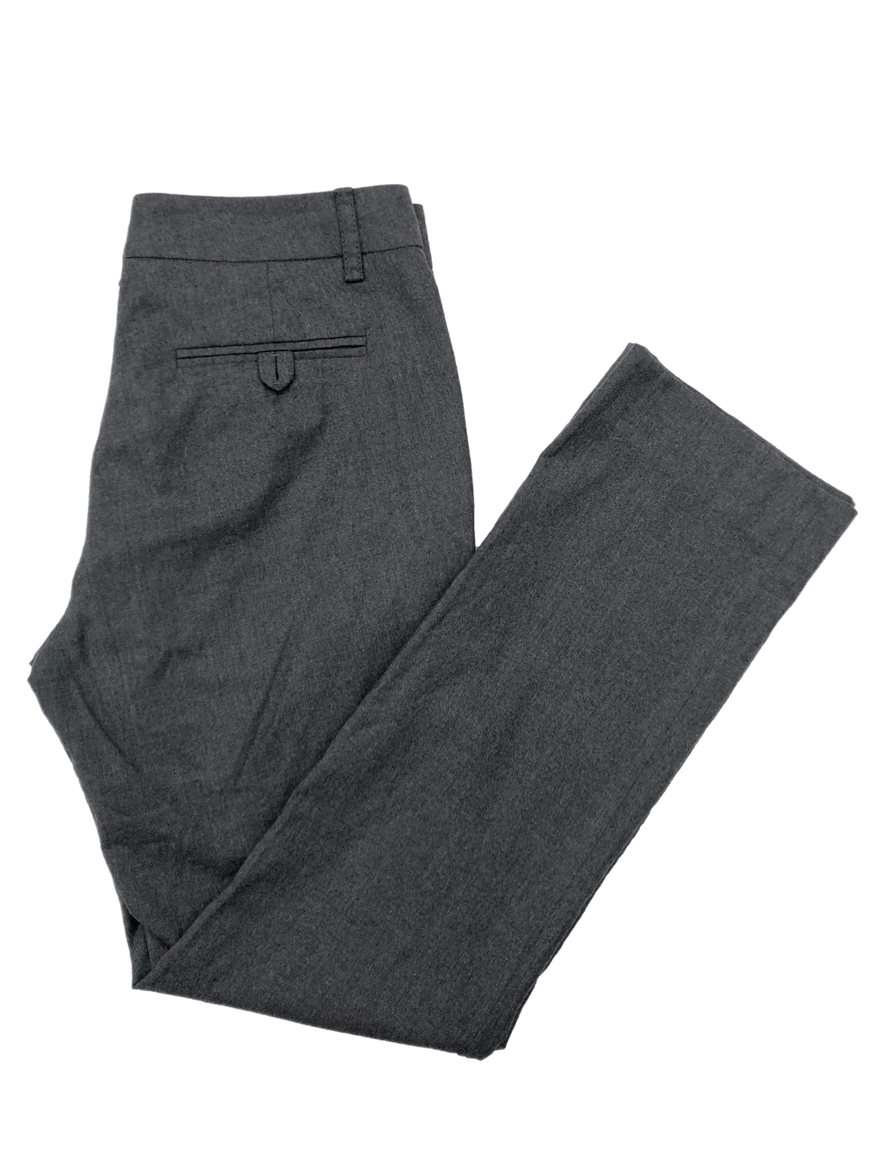 Pantalón formal Gucci 97% lana gris, corte recto, con botón, broche, cierre y bolsillos delanteros. Cintura 74cm Tiro 24cm Largo 96cm