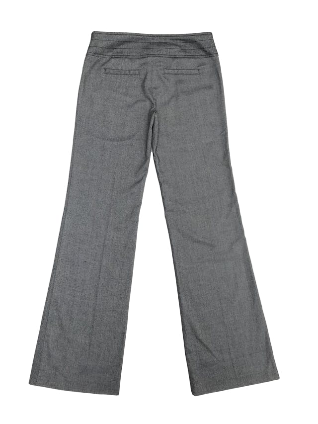 Pantalón gris, pretina ancha con botones, bolsillos laterales y pierna semicampana foto 2