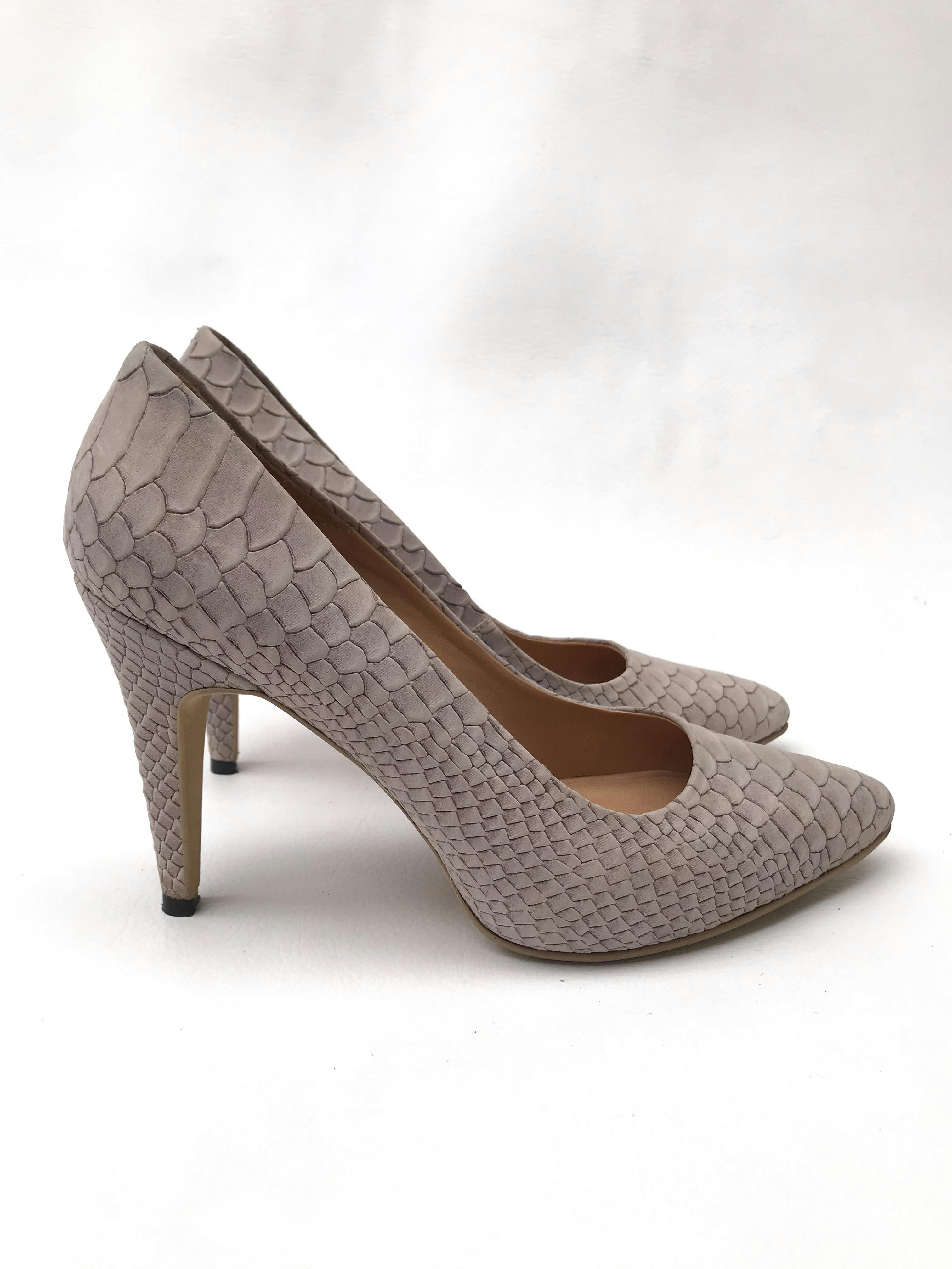 Zapatos stilettos HUMA BLANCO de cuero lila con textura pitón, taco 9cm. HERMOSOS Y EN EXCELENTE ESTADO 9/10. Precio original S/ 880