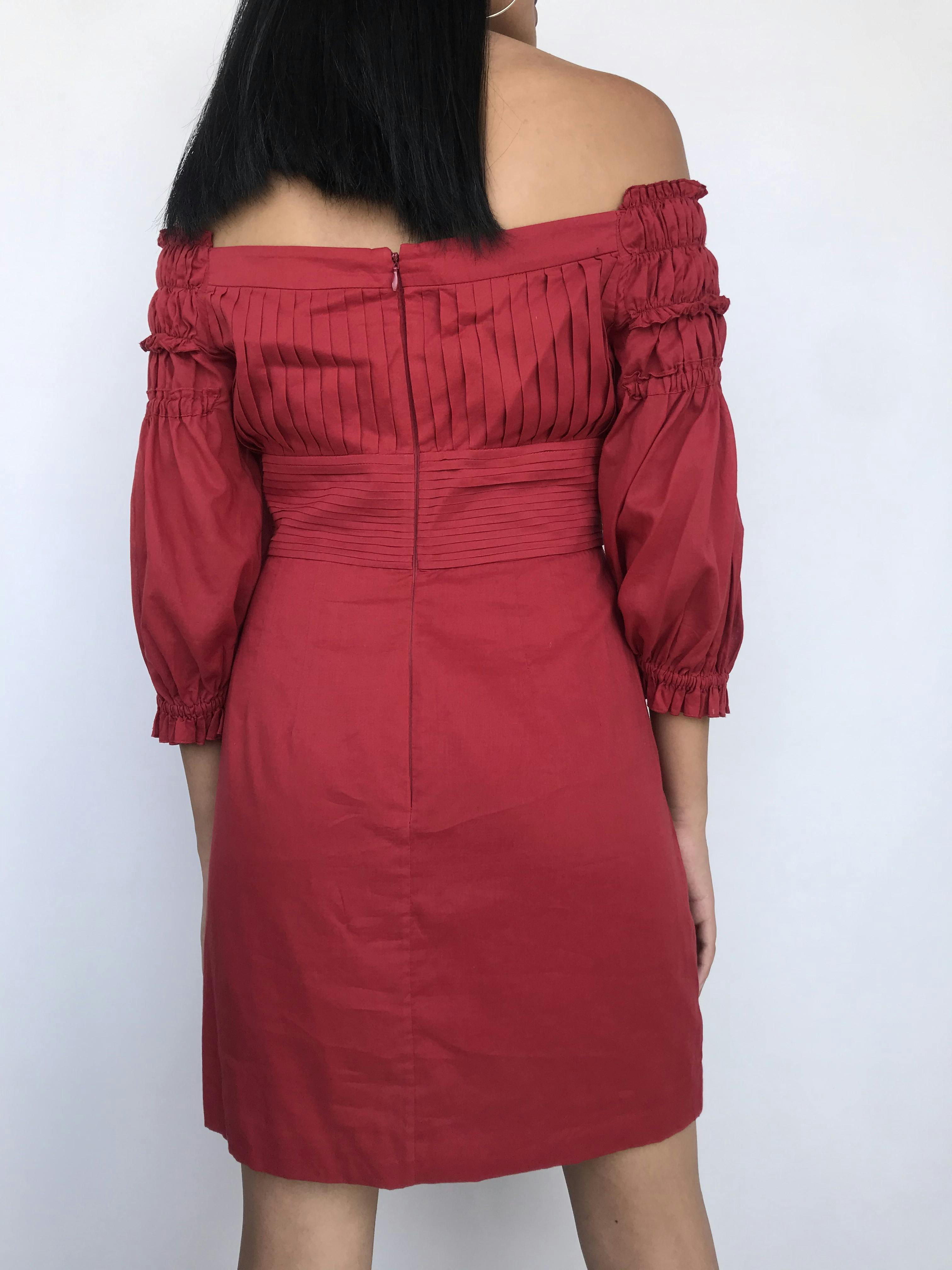 Vestido Catherine Malandrino, 100% algodón rojo ladrillo, con pliegues en pecho y espalda, off shoulder con mangas abullonadas, falda con bolsillo y doble tela tipo forro. Precio original S/ 400Talla S (6)