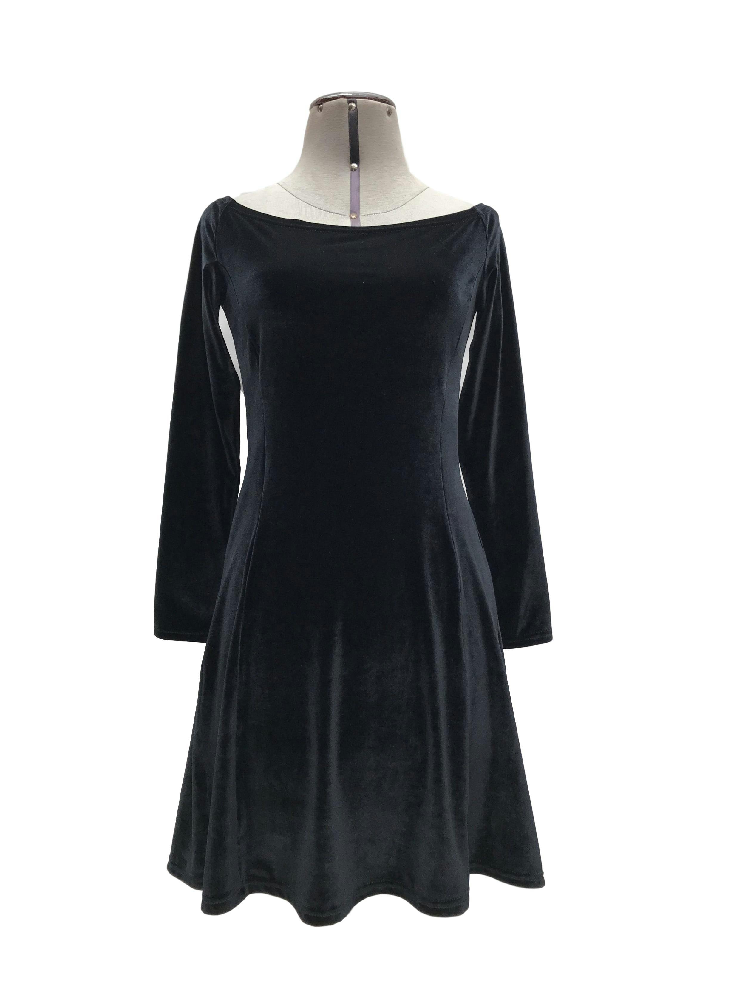 Vestido negro de plush, cuello ojal, manga larga, pinzas y falda en A. Largo 83cm