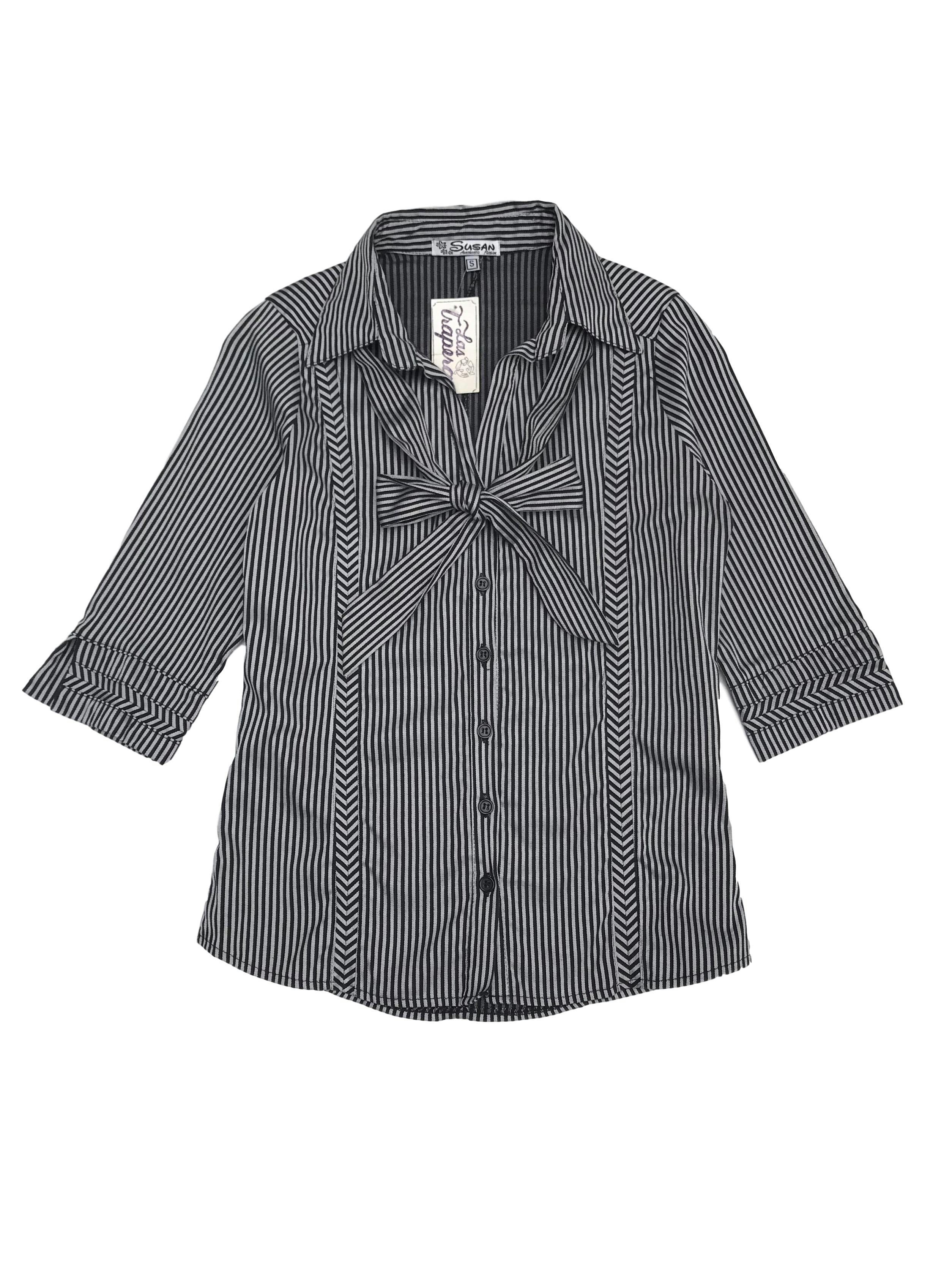 Blusa a rayas plomas y negras, pinzas delante y atrás, manga 3/4, con lazo extra para el cuello (se puede usar sin él)