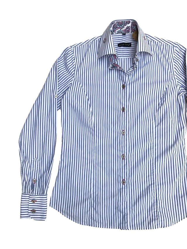 Blusa Jared Lang 100% algodón blanca con rayas celestes, botones plateados y detalle de tela paisley en puños y cuello. La que todas necesitamos en el closet con detalles especiales. Precio original S/ 200 foto 3