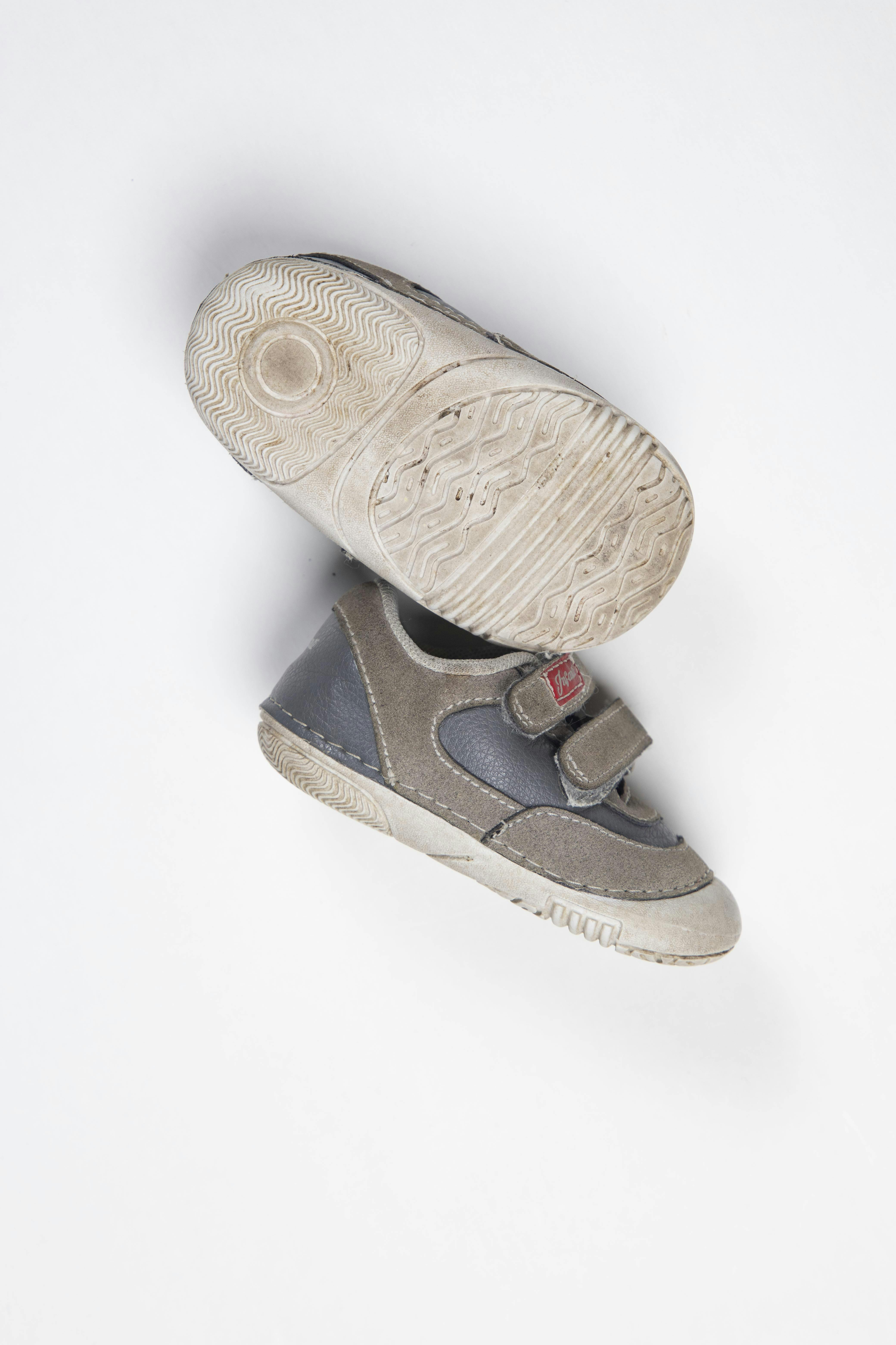 Zapatillas grises con velcro, simil cuero USA 3.5 - Infanti