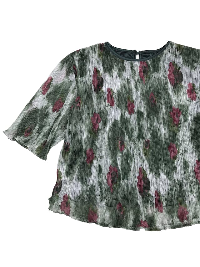 Blusa vintage, corta, tela tipo malla en tonos verdes, blancos y flores rojas, forrada. Busto 100cm Largo 50cm foto 2