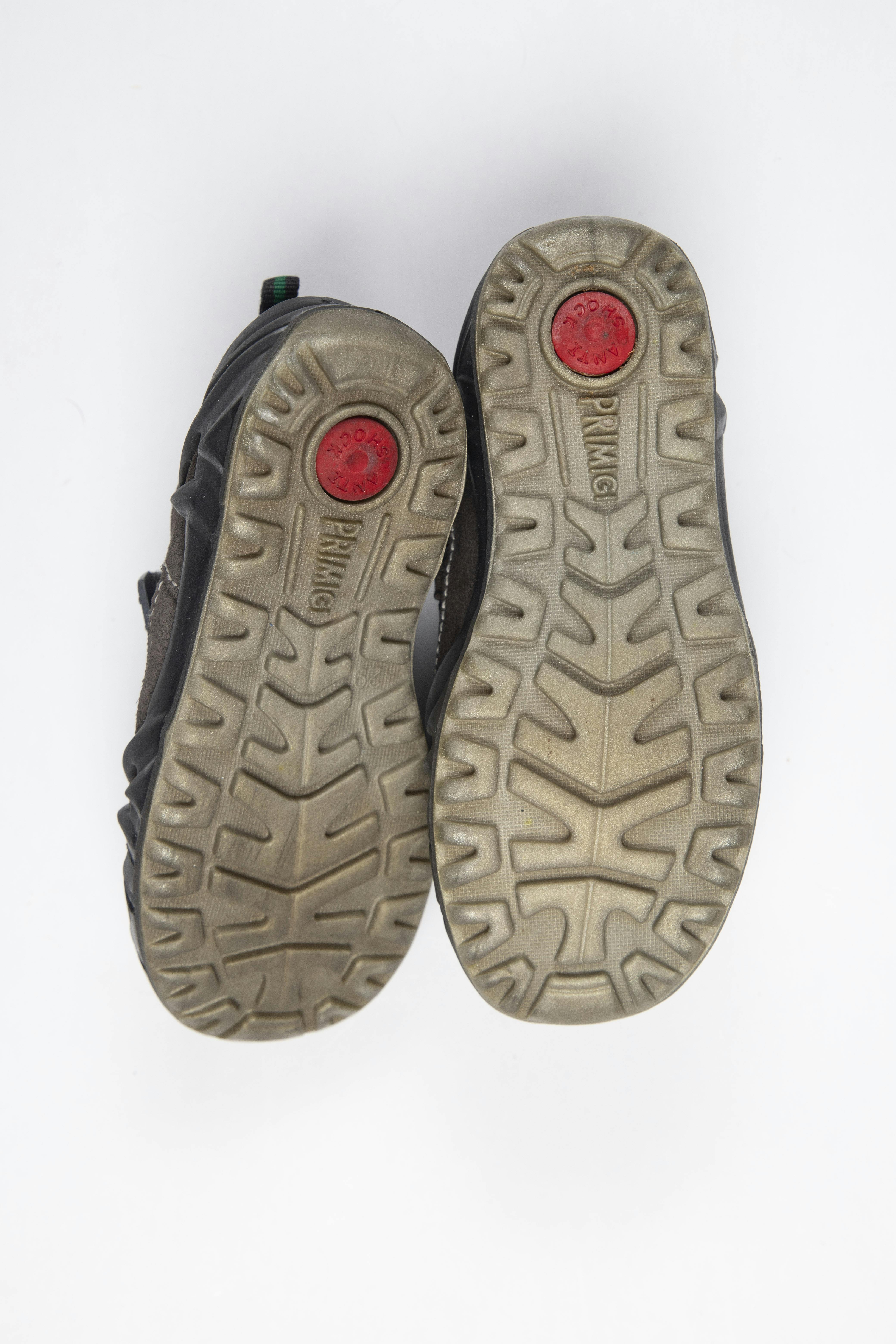 Zapatillas Marrones. Precio original S/ 190 - Primigi