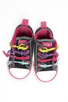 Zapatillas converse con pasadores de elástico de colores. Talla 6 americana. Precio original 129 soles - Converse