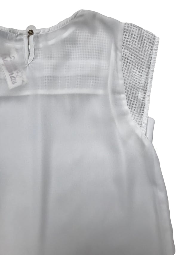 Blusa Mentha&chocolate de gasa blanca con tela tipo rejillas en pecho y mangas, tiene botón posterior en el cuello. Busto 92cm Largo 58cm  foto 2