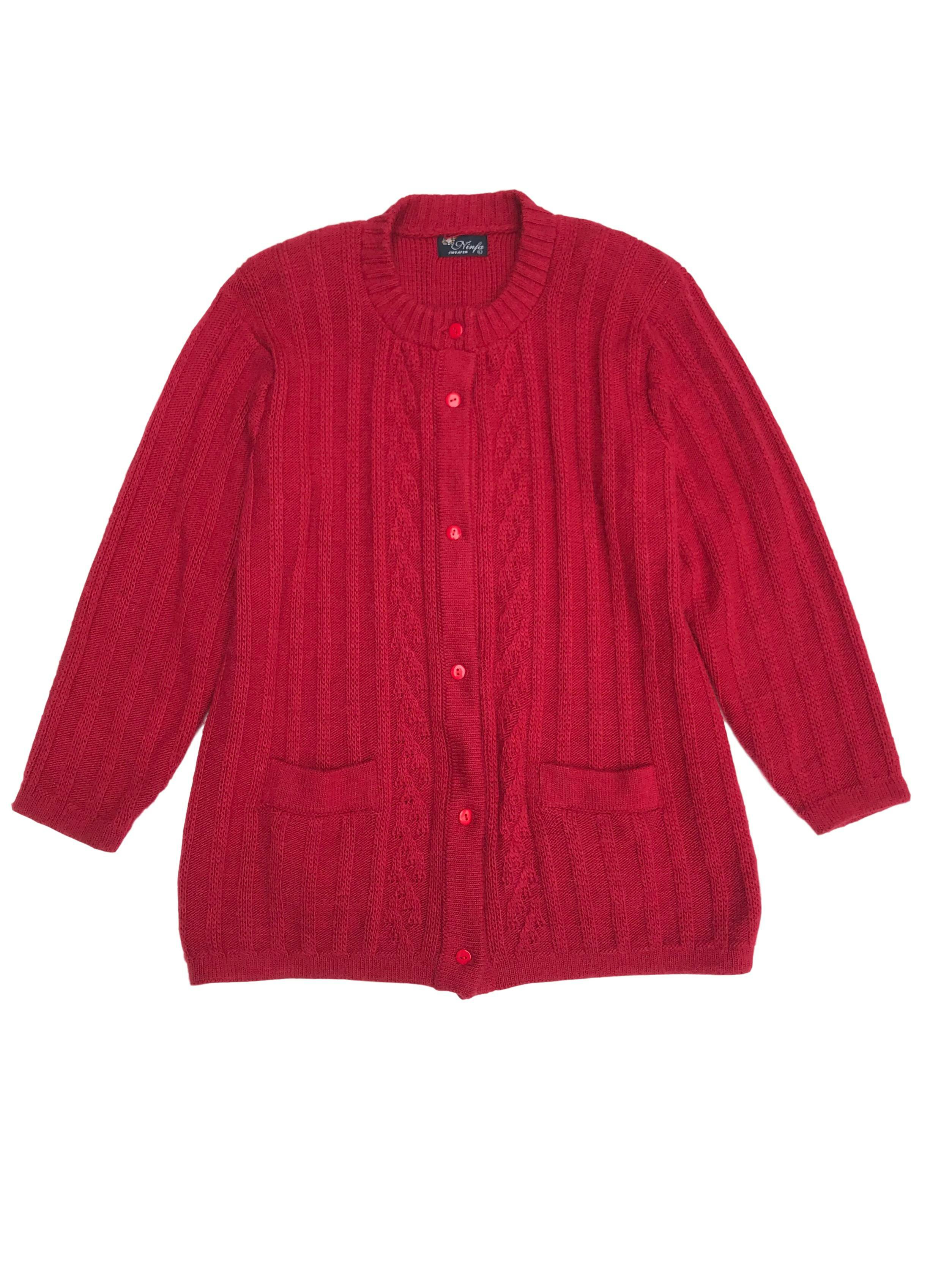 Cardigan vintage rojo fresa con texturas, botones y bolsillos delanteros. Largo 68cm