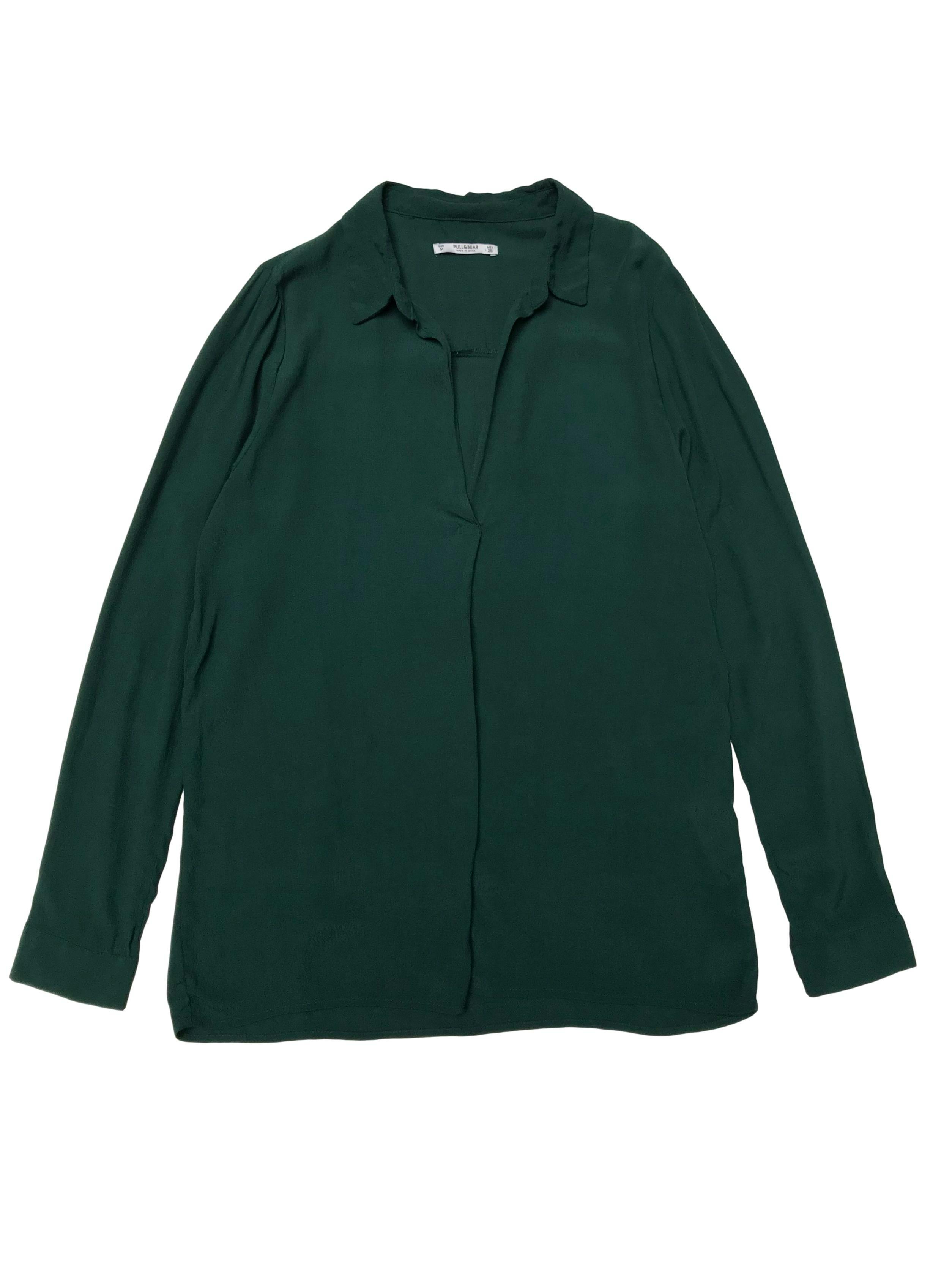 Blusa Pull&bear de tela plana verde con cuello camisero y escote en V. Fresca y suelta
