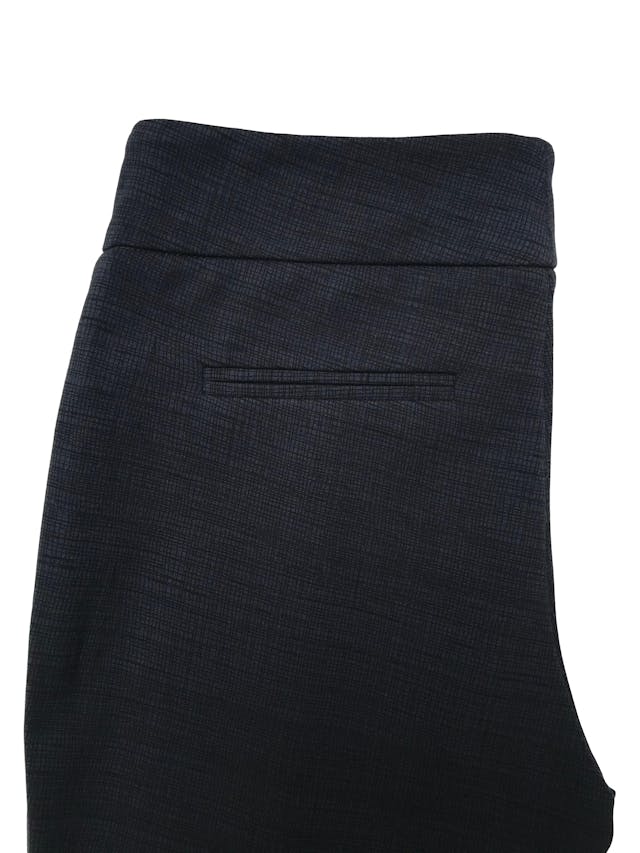 Legging stretch azul con líneas negras cruzadas, costura al medio de la pierna y bolsillos falsos atrás. Tiro medio pretina 76cm  foto 2