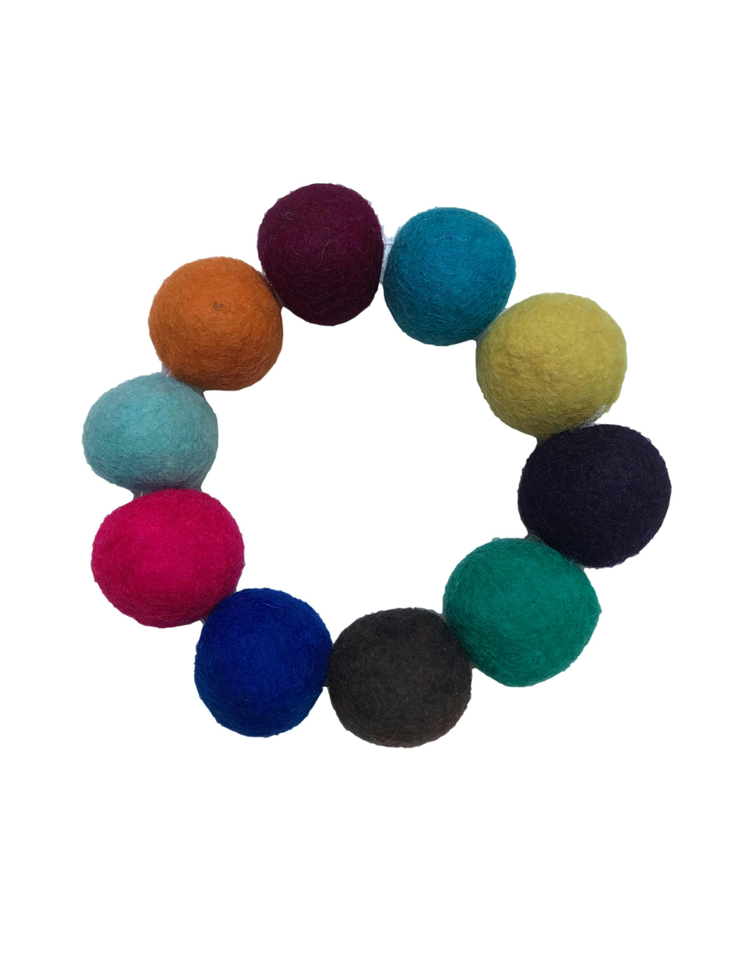 Pulsera de esferas de fieltro de colores. Diámetro: 8 cm.