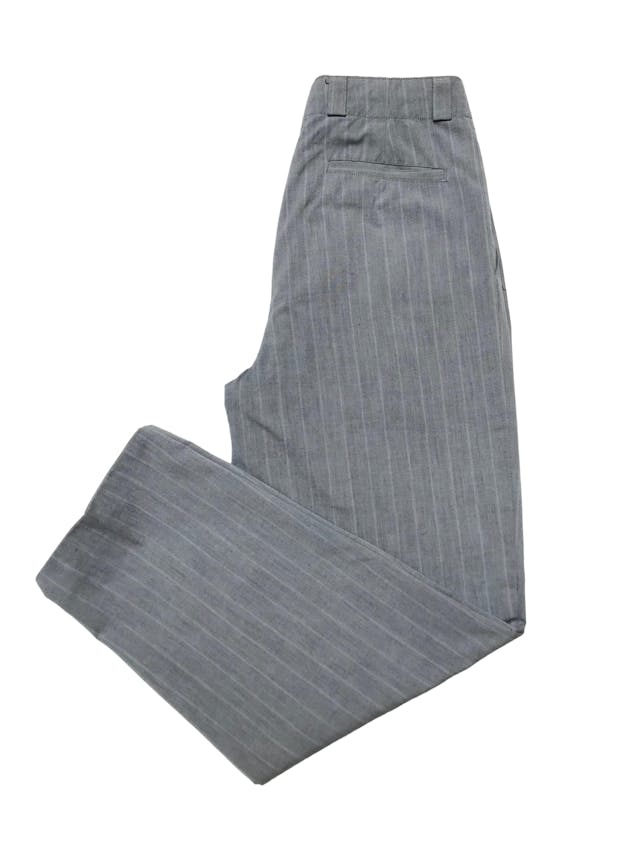 Pantalón vintage con pinzas, tipo sastre plomo con líneas al tono, cintura alta con detalle botones, tiene bolsillos laterales y uno trasero. Cintura 78 cm foto 2