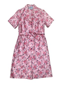 Vestido vintage 100% algodón rosa con print de flores fucsia y azul, fila de botones adelante y lleva cinto para amarrar, super fresco. Largo 95cm