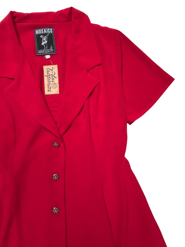 Blazer vintage rojo de tela fluida, corte campana con cuelo y tres botones joya al centro. Tiene falda conjunto. Busto 94cm Largo 82cm  foto 2