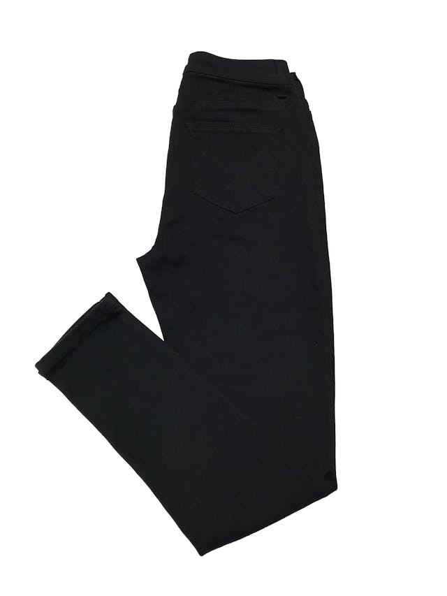 Pantalón pitillo negro stretch, con bolsillos posteriores y cierre delantero. Cintura 70cm sin estirar Largo 92cm foto 2