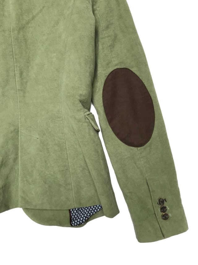 Blazer Zara de pana verde 100% algodón con coderas marrones, tiene forro, de un solo botón. Busto 85cm Largo 56cm. Precio original S/ 219 foto 2