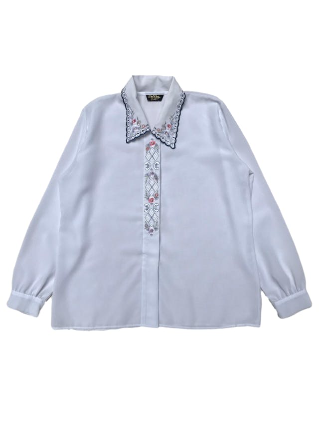Blusa vintage de crepé blanco con detalles bordados y calados en cuello y tapa de botones. Ancho 110cm Largo 62cm foto 1