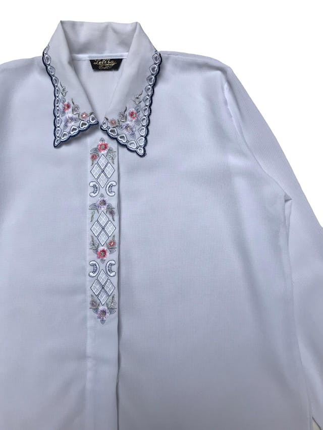 Blusa vintage de crepé blanco con detalles bordados y calados en cuello y tapa de botones. Ancho 110cm Largo 62cm foto 2