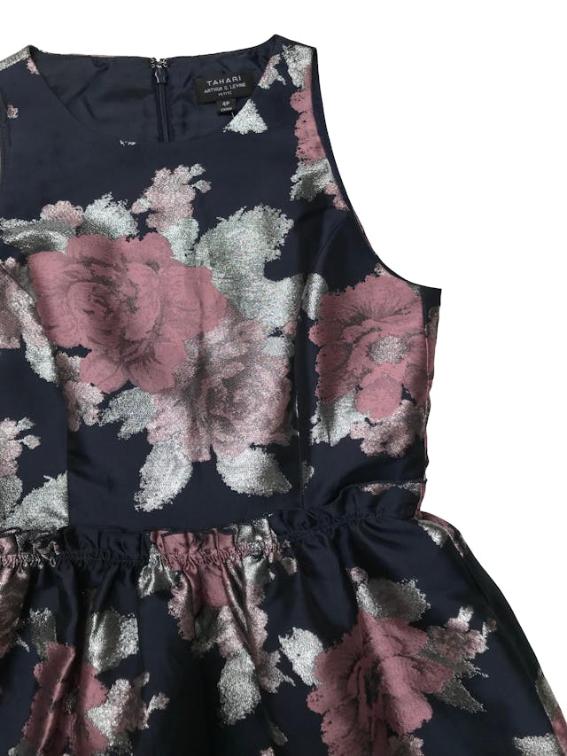 Vestido coctel Tahari, azul con brocado de flores rosa y plateado, falda estructurada con bolsillos laterales, tiene forro y cierre posterior. Busto 90cm Cintura 70cm Largo 90cm. Precio original S/ 600 foto 2