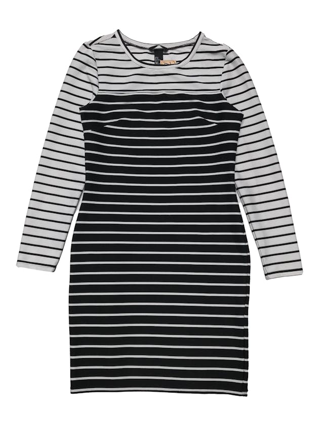 Vestido H&M de tela con textura en líneas ligeramente stretch, corte tubo, en tonos blanco y negro. Busto 92cm sin estirar Largo 90cm foto 1