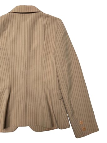 Blazer Zara tipo sastre beige con líneas rojas y guindas, es forrado, tiene solapas y botones al centro y en puños. Busto 92cm Largo 60cm foto 3