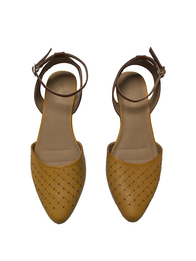 Zapatos Whitemt punta cerrada con diseño marrón, correa al tobillo, taco 4cm. Estado 8.5/10 foto 1