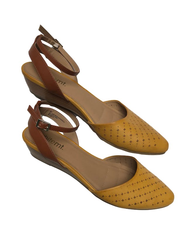 Zapatos Whitemt punta cerrada con diseño marrón, correa al tobillo, taco 4cm. Estado 8.5/10 foto 2