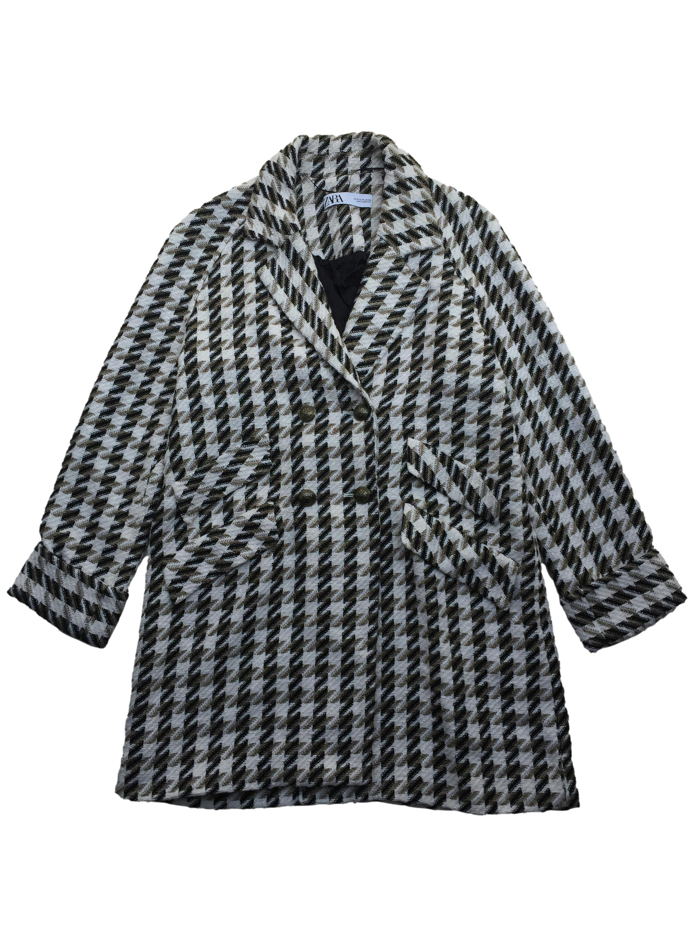 Abrigo Zara de tweed crema negro y marrón, corte oversized, doble fila de botones y bolsillos. Busto 110cm Largo 90cm