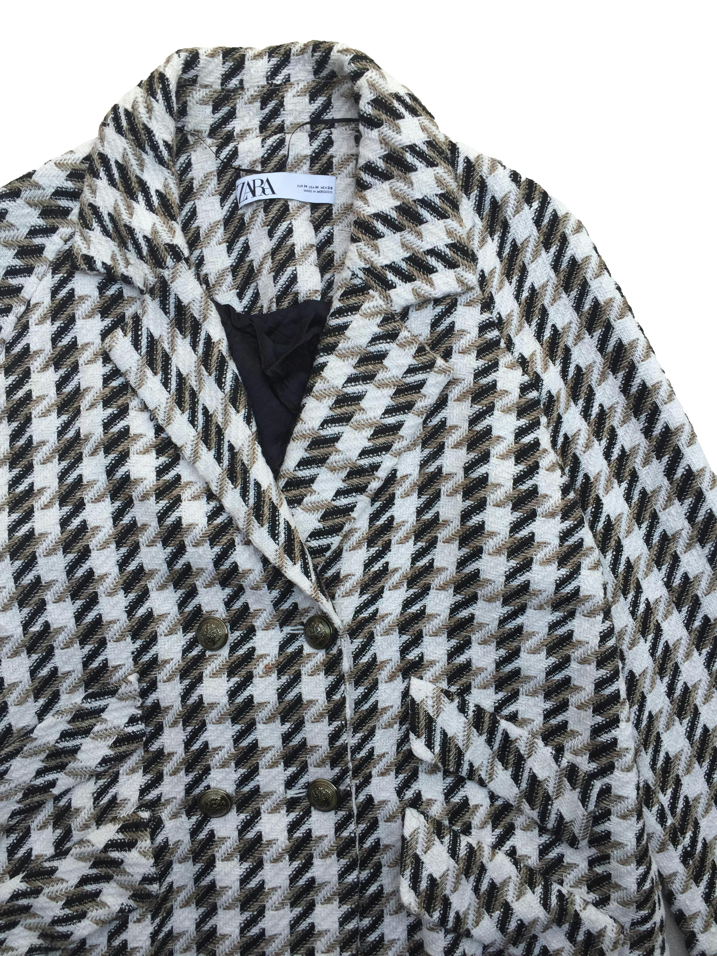 Abrigo Zara de tweed crema negro y marrón, corte oversized, doble fila de botones y bolsillos. Busto 110cm Largo 90cm