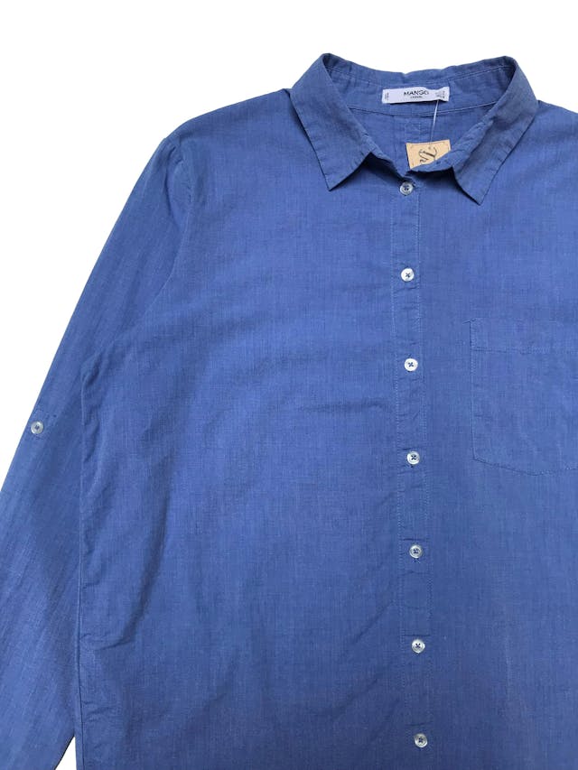 Camisa Mango 100% algodón azul, tiene bolsillo en el pecho, manga larga regulable con botón. Ancho 106cm Largo 60-65cm. Precio original S/ 149 foto 2