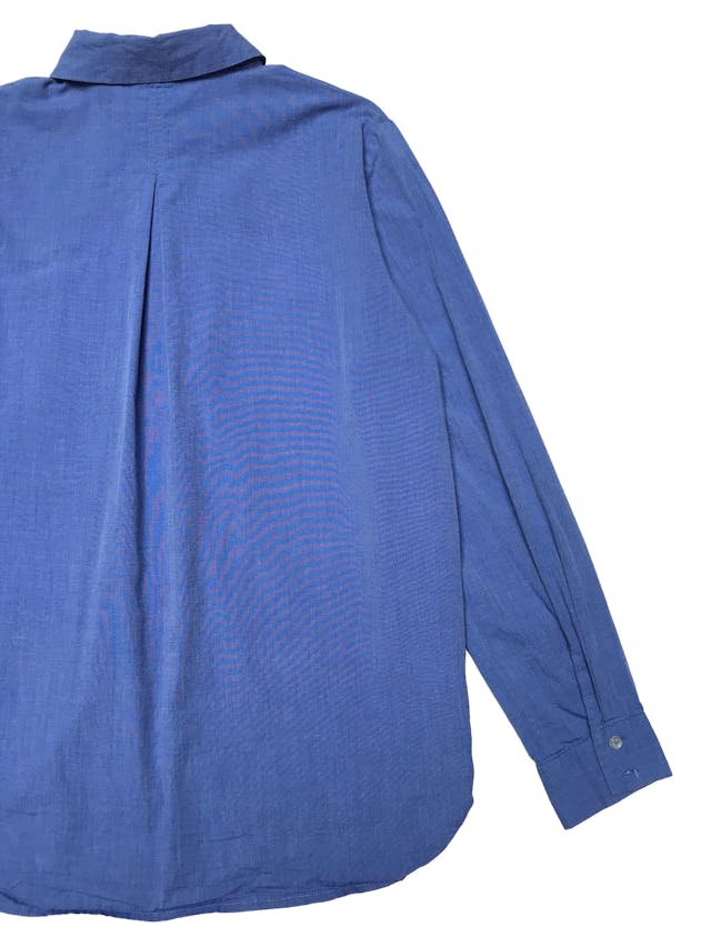Camisa Mango 100% algodón azul, tiene bolsillo en el pecho, manga larga regulable con botón. Ancho 106cm Largo 60-65cm. Precio original S/ 149 foto 3