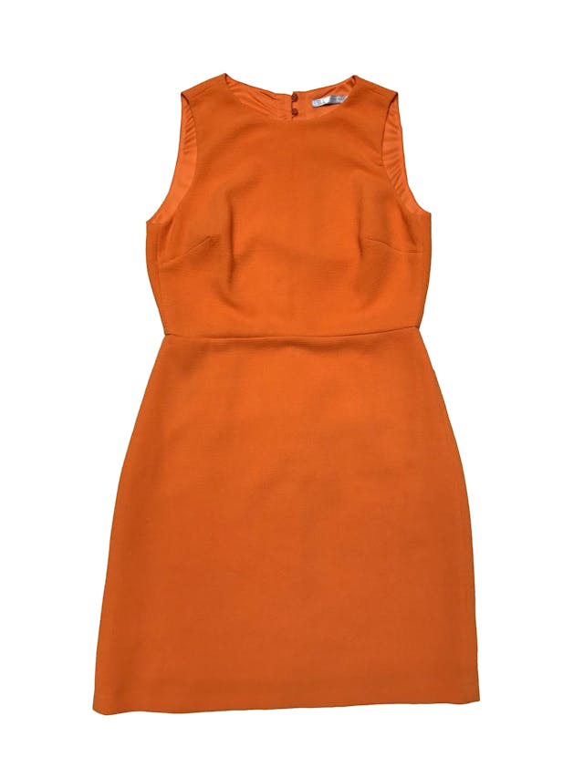 Vestido Zara anaranjado de tela con textura, forrado, con botón posterior en el cuello, escote en espalda y cierre en falda. Busto 90cm Cintura 72cm Largo 85cm foto 1