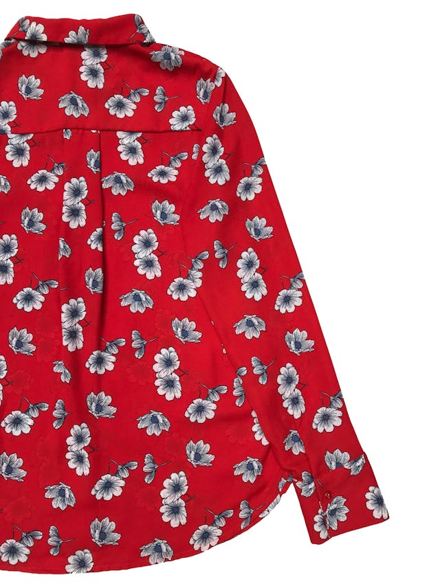 Blusa Kiabi tipo gasa gruesa roja con print de flores, modelo camisero con bolsillo en el pecho, regular fit. Busto 100cm Largo 64cm. foto 2