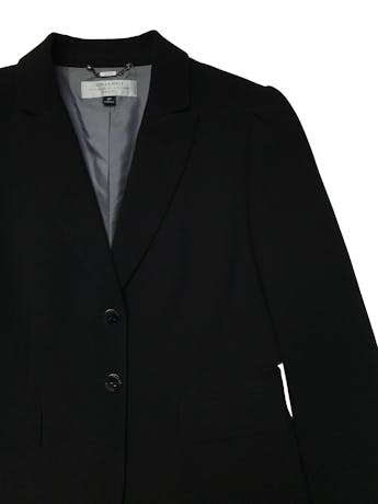 Blazer Tahari negro, slim fit, forrado, con solapas y dos botones. Un must de todo closet. Precio original S/. 550. Busto 100cm Largo 57cm. foto 2