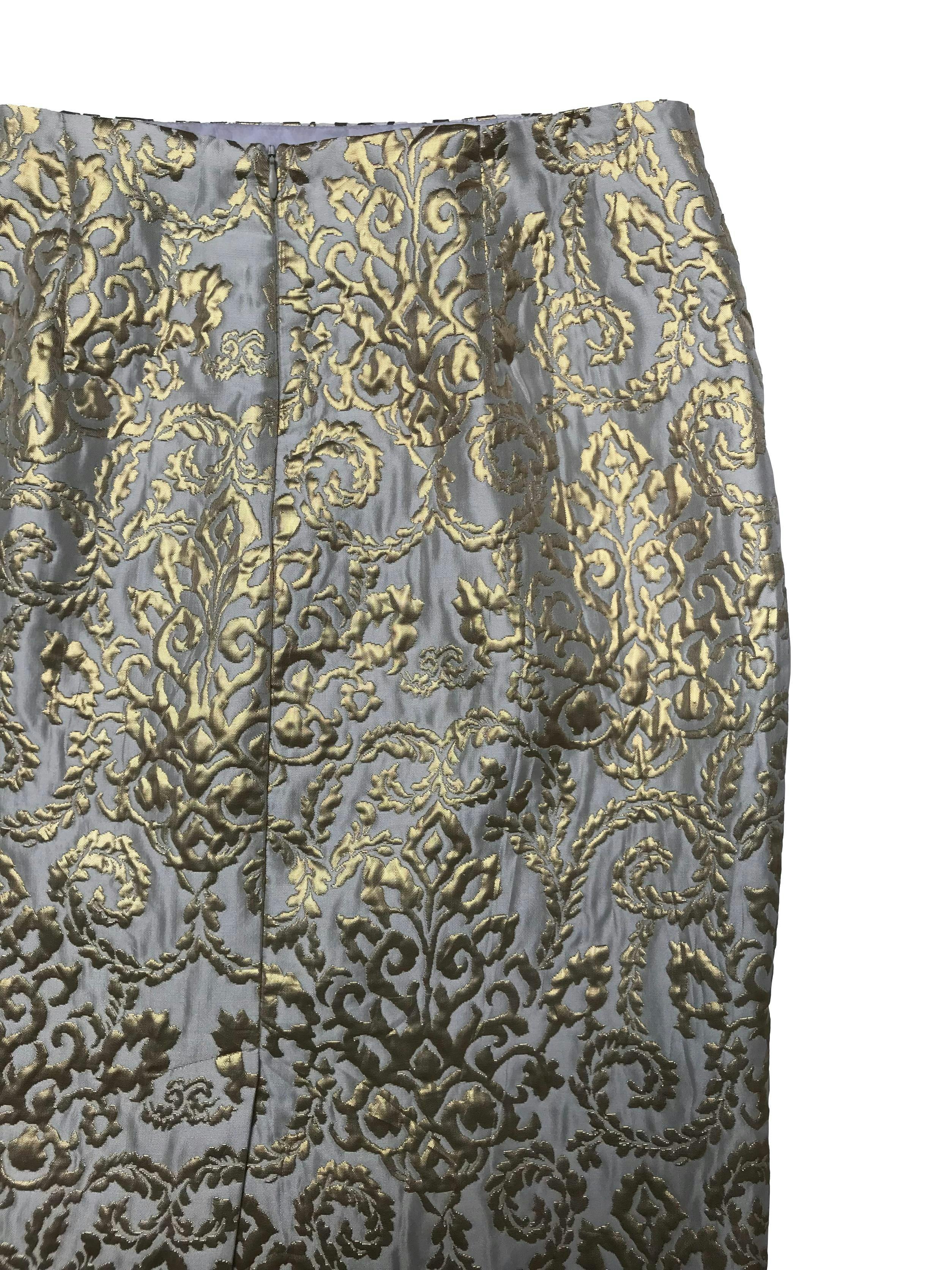 Falda Sunny Leigh crema con brocado dorado satinado, corte recto, forrada, con cierre posterior. Cintura 76cm Largo 58cm