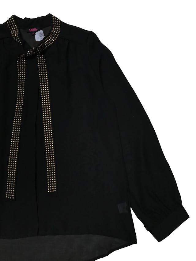 Blusa Blush de gasa negra, botones delanteros, cuello cinto con aplicaciones, basta más larga atrás. Busto 104cm Largo 60-70cm. Nueva. foto 2