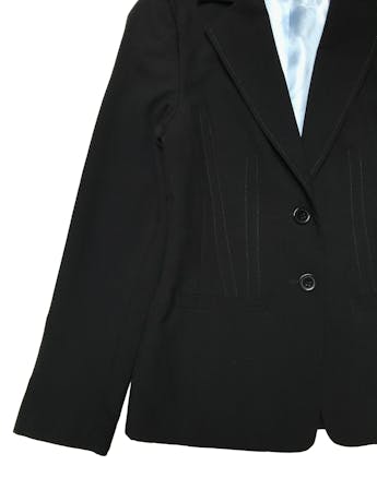 Blazer New Look negro, con pinzas, forrado, tiene solapas, botones y bolsillos delanteros. Busto 90cm Largo 62cm foto 2
