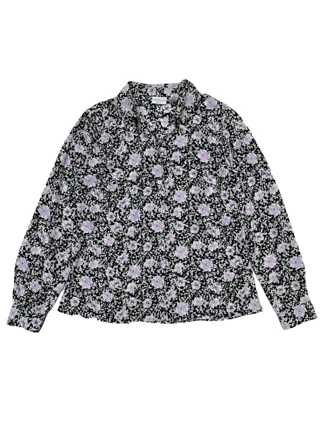 Blusa Covington de tela plana fluída negra con estampado de flores, cuello camisero y fila de botones. Busto 102cm Cintura 94cm Largo 60cm  foto 1