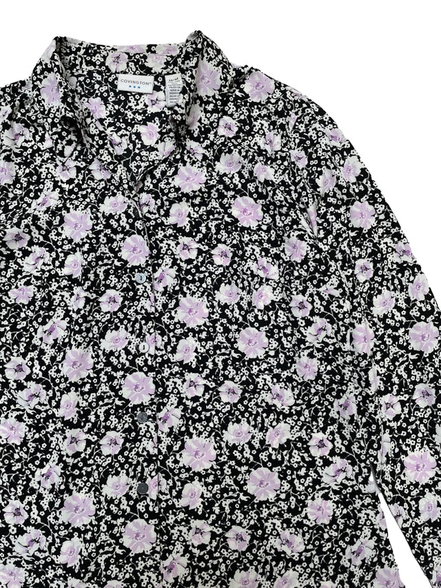 Blusa Covington de tela plana fluída negra con estampado de flores, cuello camisero y fila de botones. Busto 102cm Cintura 94cm Largo 60cm  foto 2