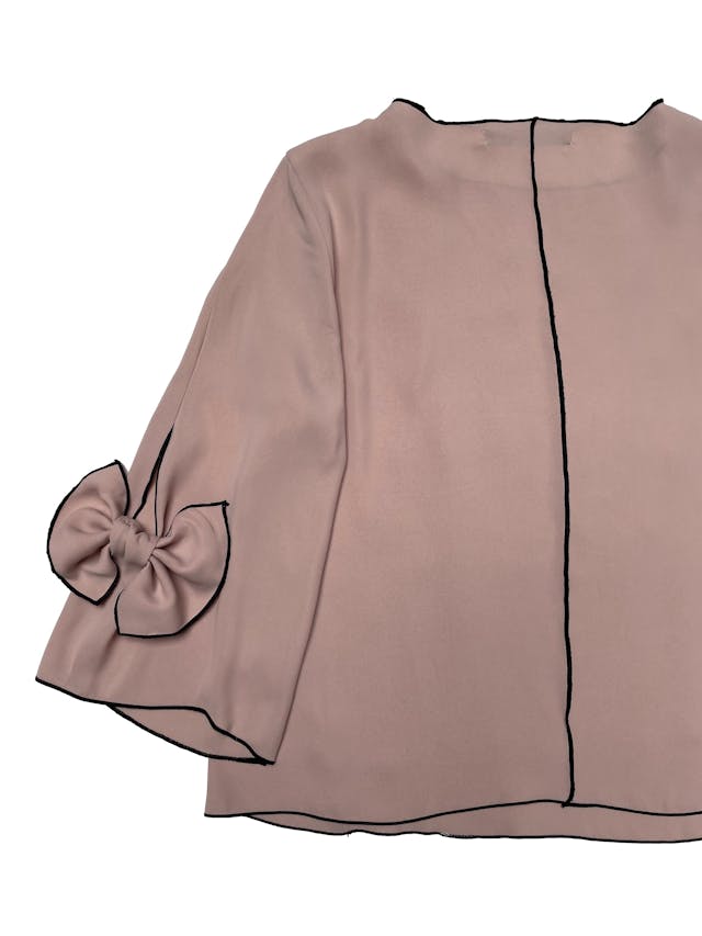 Blusa Zara palo rosa de gasa gruesa con ribetes negros, corte suelto, manga 3/4 con lazos. Busto 106cm Largo 55cm foto 2