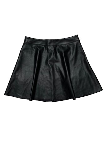 Falda H&M de cuerina negra con cierre, corte semicampana. Cintura 72cm Largo 40cm foto 1