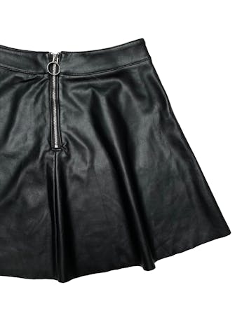 Falda H&M de cuerina negra con cierre, corte semicampana. Cintura 72cm Largo 40cm foto 2