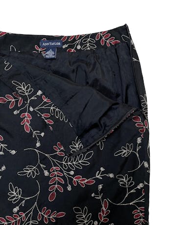 Falda recta Ann Taylor 100% seda negra con flores bordadas. tiene forro y cierre lateral. Nueva. Cintura 66cm Largo 42cm. foto 2