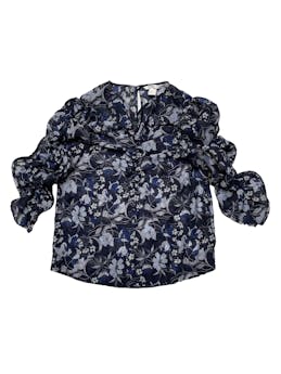Blusa H&M de gasa gruesa azul con estampado de flores, recogido elástico en mangas 3/4 y busto, tiene botón posterior en el cuello. Busto 92cm Largo 55cm foto 1